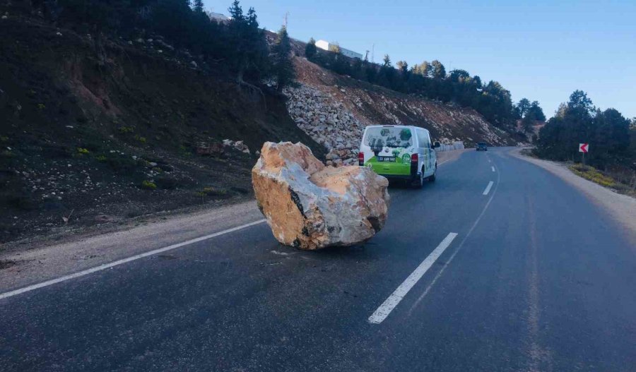 Tonlarca Ağırlığındaki Kaya Yola Yuvarlandı