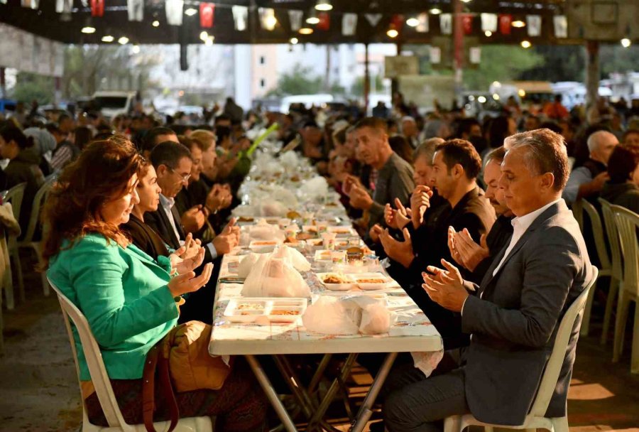 Başkan Uysal, Güzeloba’daki İftarda Vatandaşlarla Bir Araya Geldi