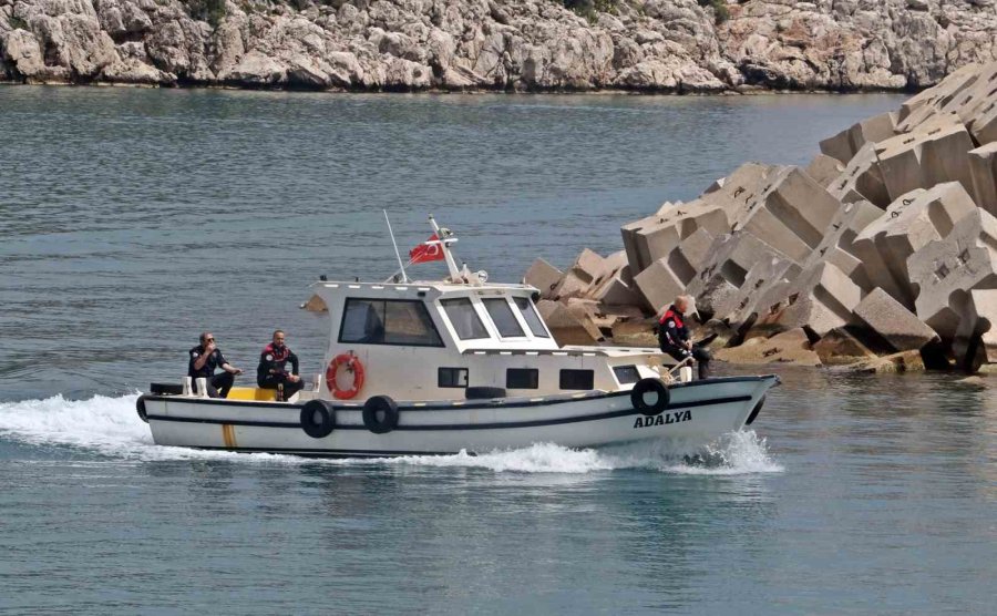 Tekneyle Gezen Turistler Fark Etti, Adada Kadın Cesedi Bulundu