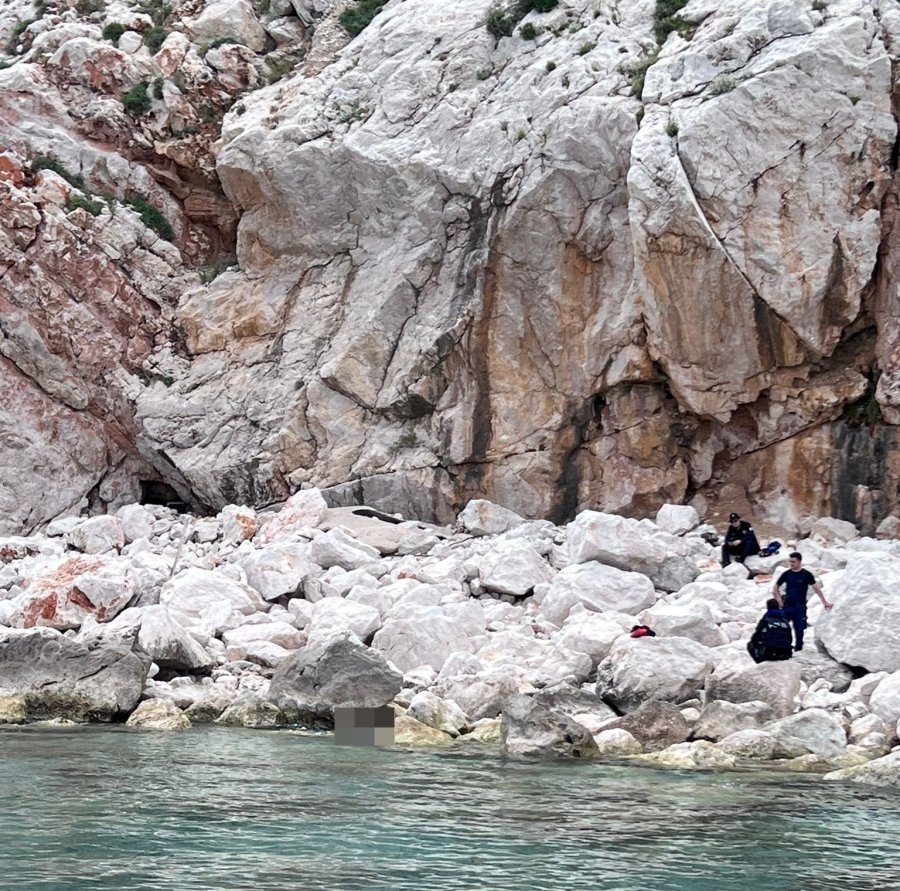 Tekneyle Gezen Turistler Fark Etti, Adada Kadın Cesedi Bulundu