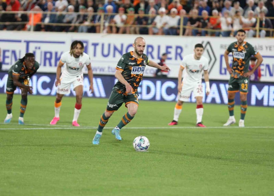 Spor Toto Süper Lig: Alanyaspor: 1 - Galatasaray: 2 (ilk Yarı)