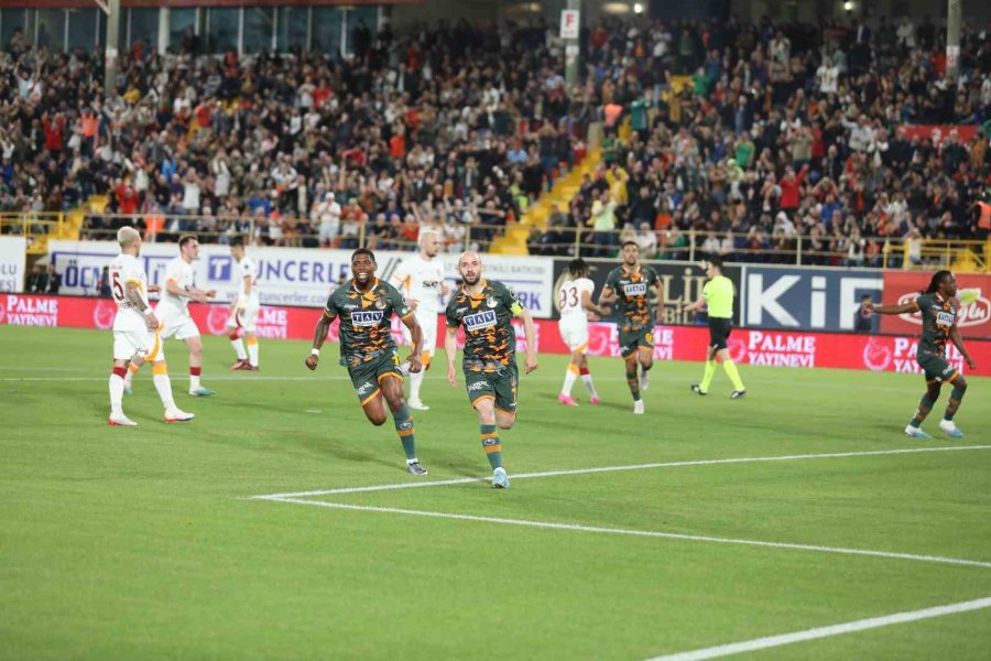 Spor Toto Süper Lig: Alanyaspor: 1 - Galatasaray: 2 (ilk Yarı)