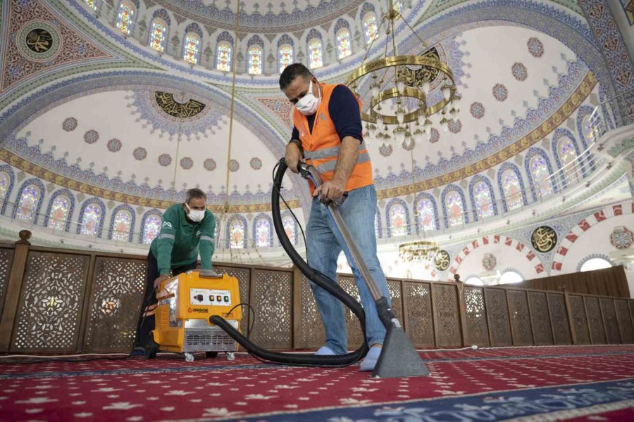 Mersin’de Bayram Öncesi Mezarlık Ve İbadethaneler Temizlendi