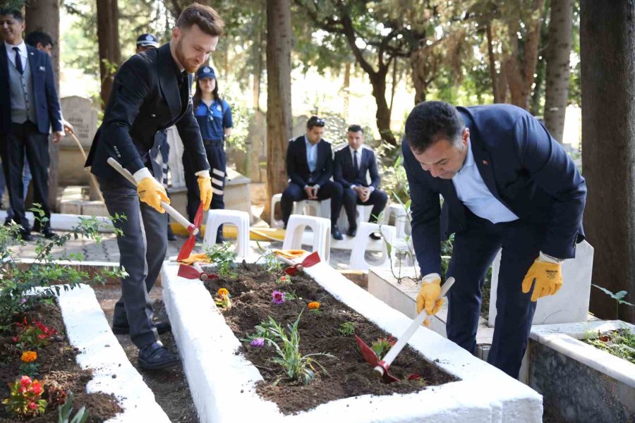 Alanya Belediyesi Geleneksel Çiçek Dağıtımını Gerçekleştirdi