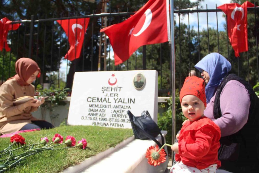 Antalya’da Mezarlıklarda Ziyaretçi Yoğunluğu Yaşandı