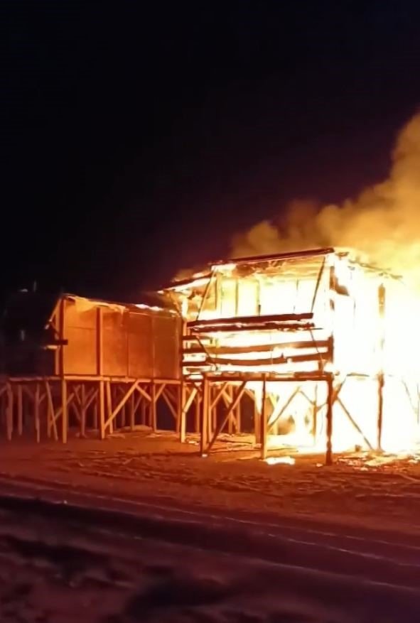 Antalya’da Otellere Komşu Denize Sıfır Çardaklarda Yangın: 4 Çardak Küle Döndü