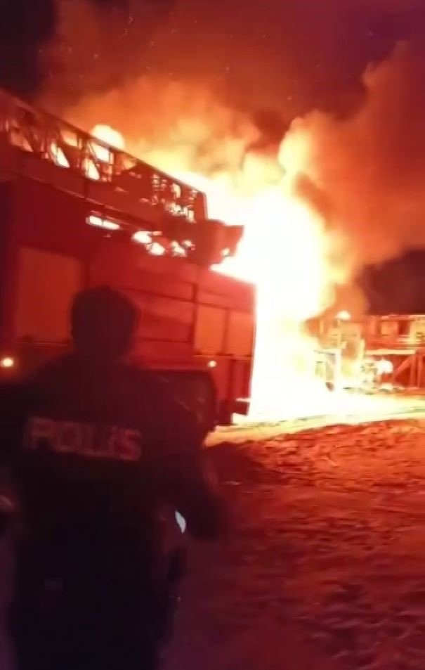 Antalya’da Otellere Komşu Denize Sıfır Çardaklarda Yangın: 4 Çardak Küle Döndü