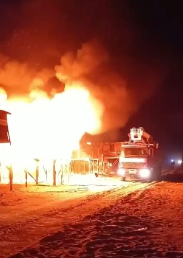 Antalya’da Otellere Komşu Denize Sıfır Çardaklarda Yangın: 4 Çardak Küle Döndü