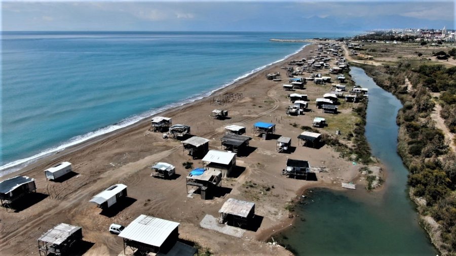 Antalya’da Otellere Komşu Denize Sıfır Çardaklarda Yangın: 4 Çardak Küle Döndü