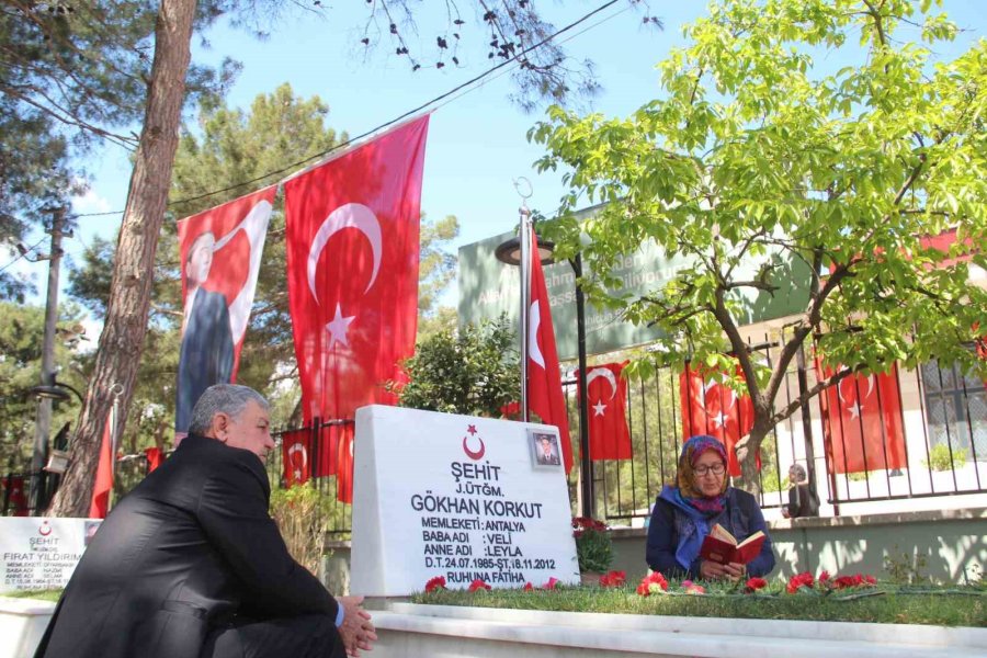 Antalya’da Mezarlıklarda Ziyaretçi Yoğunluğu Yaşandı