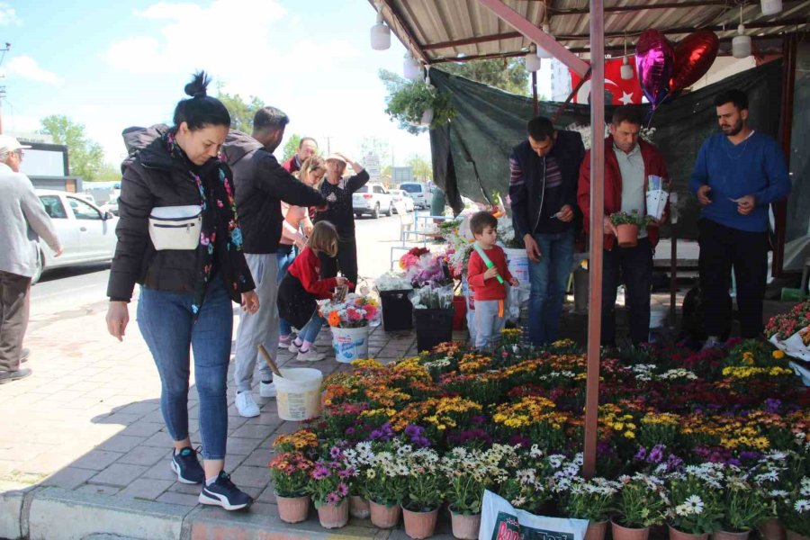 Antalya’da Mezarlıklarda Ziyaretçi Yoğunluğu Yaşandı