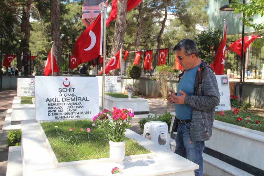 Antalya’da Mezarlıklarda Ziyaretçi Yoğunluğu Yaşandı