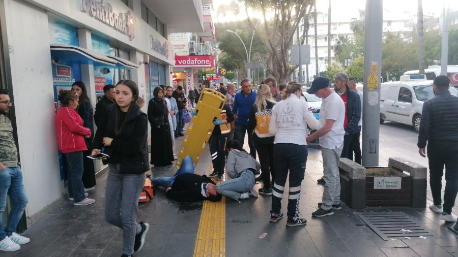 Kazada Yaralanan Adamı Acı İçerisinde Gören Genç Kız, Bir An Olsun Başından Ayrılmadı