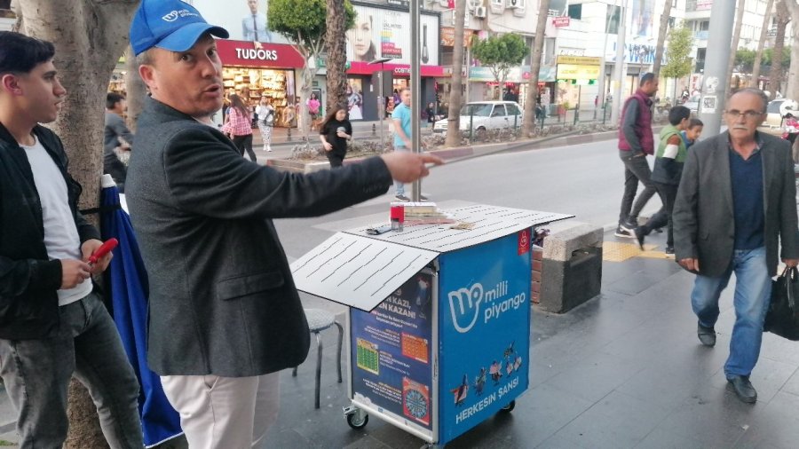 Kazada Yaralanan Adamı Acı İçerisinde Gören Genç Kız, Bir An Olsun Başından Ayrılmadı