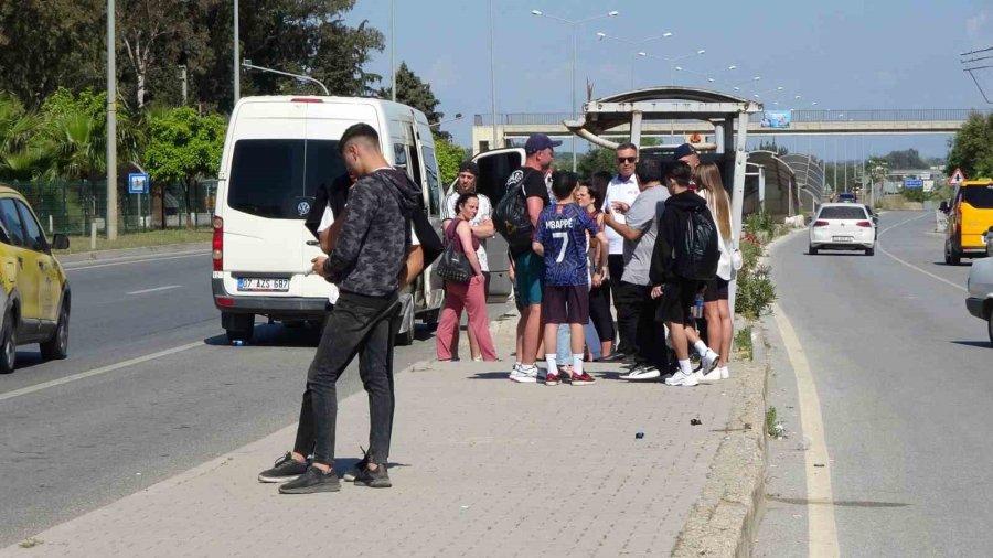 Tur Otobüsünün Kopan Lastiği Kaldırımdaki Vatandaşı Ağır Yaraladı