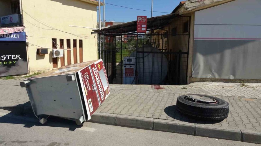 Tur Otobüsünün Kopan Lastiği Kaldırımdaki Vatandaşı Ağır Yaraladı