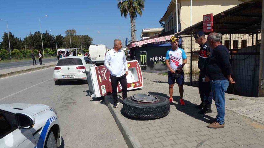 Tur Otobüsünün Kopan Lastiği Kaldırımdaki Vatandaşı Ağır Yaraladı