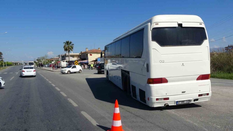 Tur Otobüsünün Kopan Lastiği Kaldırımdaki Vatandaşı Ağır Yaraladı