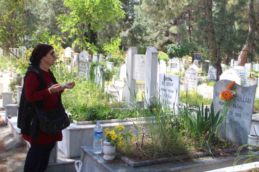 Antalya’da Mezarlıklarda Ziyaretçi Yoğunluğu Yaşandı