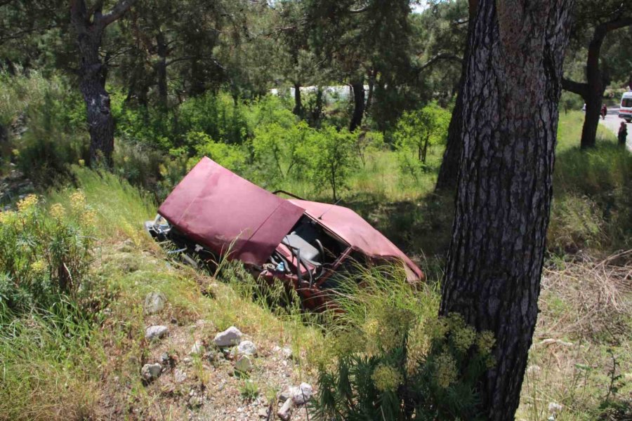 Toprak Yığınına Çarpan Otomobil Hurdaya Döndü: 1’i Ağır 2 Yaralı