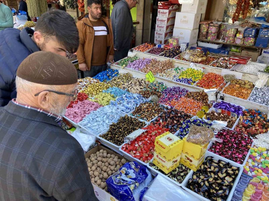 Konya’da Bayram Alışverişini Son Günlere Bırakanlar Yoğunluk Oluşturdu