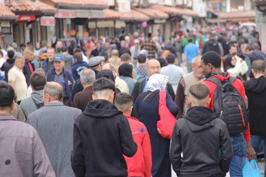 Konya’da Bayram Alışverişini Son Günlere Bırakanlar Yoğunluk Oluşturdu