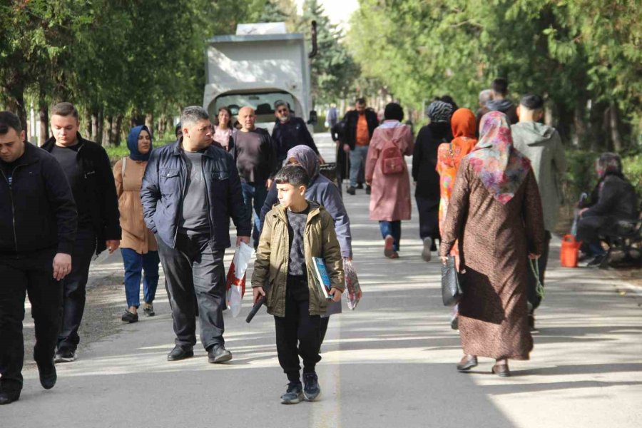 Konya’da Mezarlıklarda Bayram Yoğunluğu