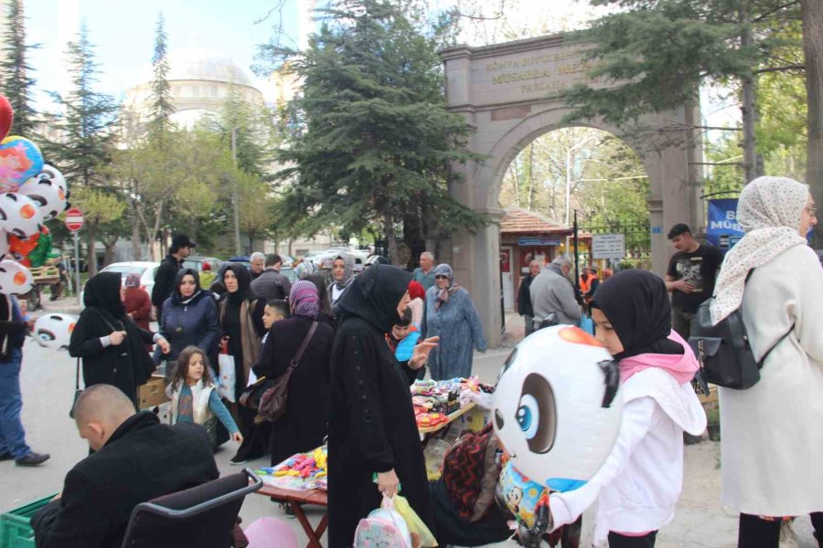 Konya’da Mezarlıklarda Bayram Yoğunluğu