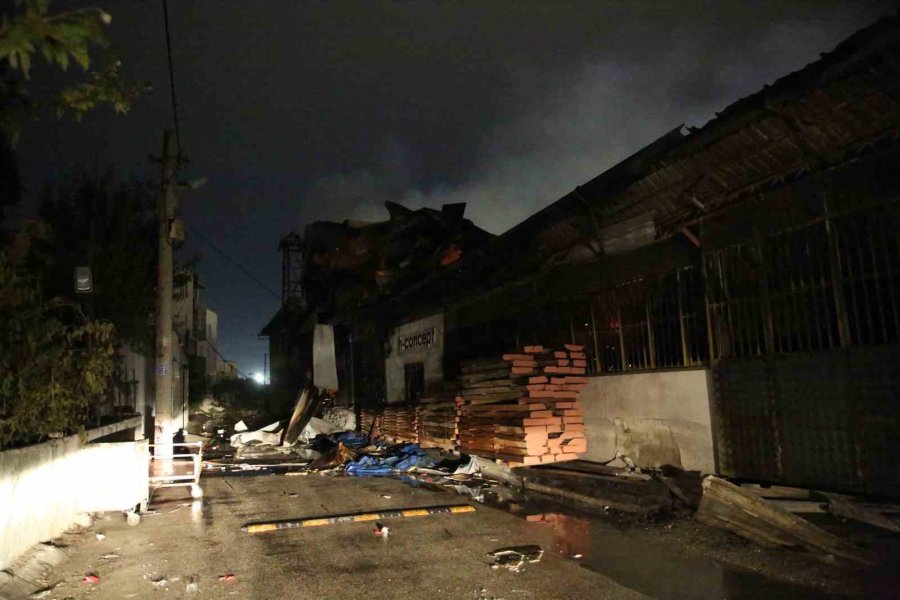 Mersin’deki Yangında Bir İtfaiye Eri Hayatını Kaybetti