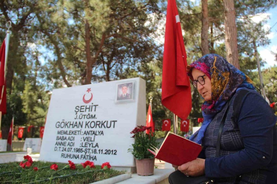 Antalya’da Mezarlıklarda Ziyaretçi Yoğunluğu Yaşandı