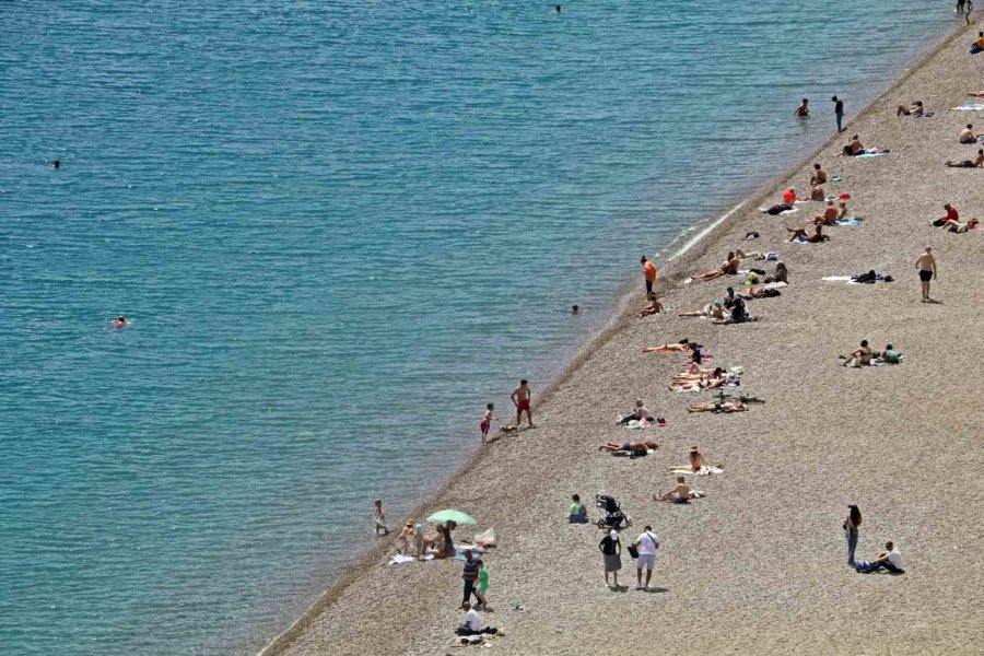 Konyaaltı Sahili’nde Bayram Öncesi Yoğunluğu