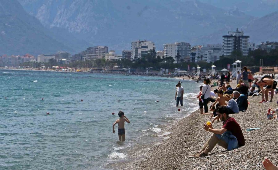 Konyaaltı Sahili’nde Bayram Öncesi Yoğunluğu