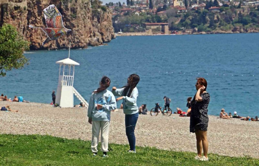 Konyaaltı Sahili’nde Bayram Öncesi Yoğunluğu