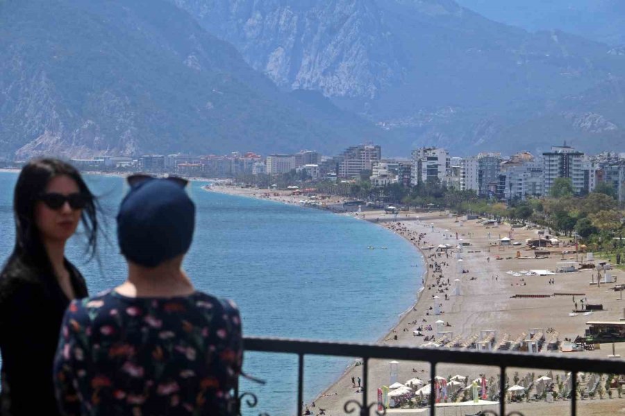 Konyaaltı Sahili’nde Bayram Öncesi Yoğunluğu