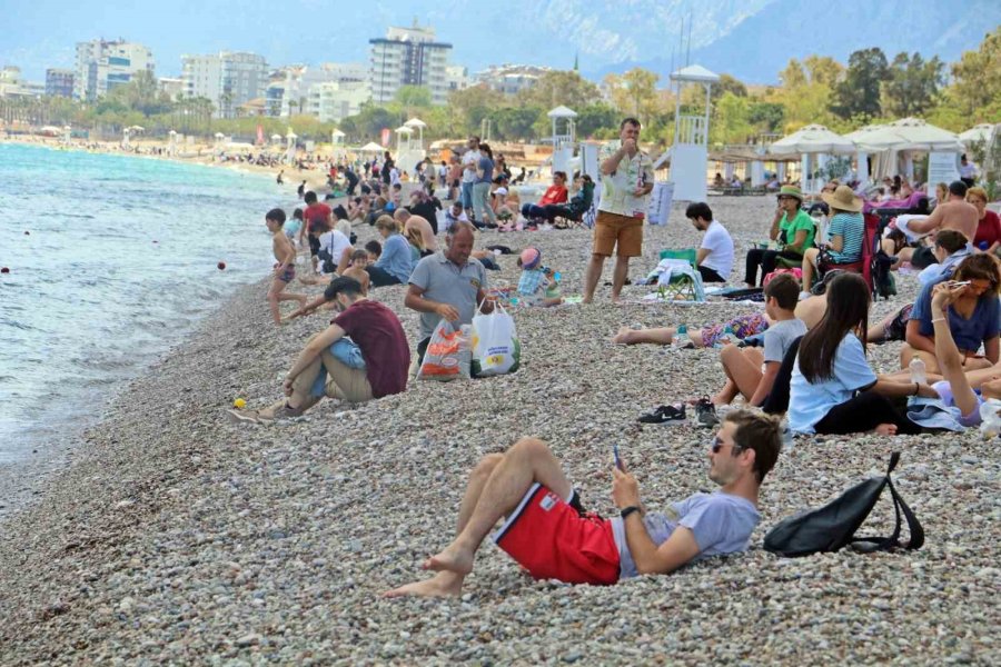 Konyaaltı Sahili’nde Bayram Öncesi Yoğunluğu