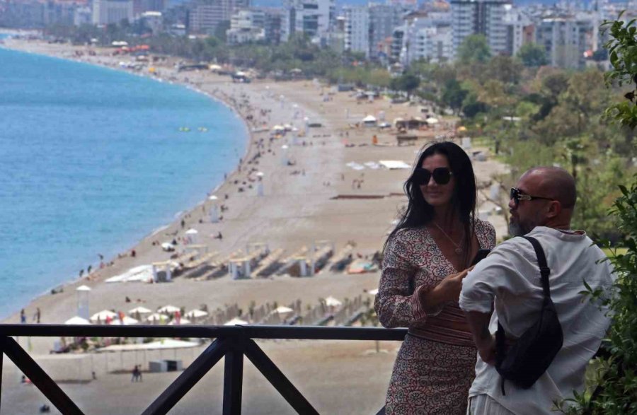 Konyaaltı Sahili’nde Bayram Öncesi Yoğunluğu