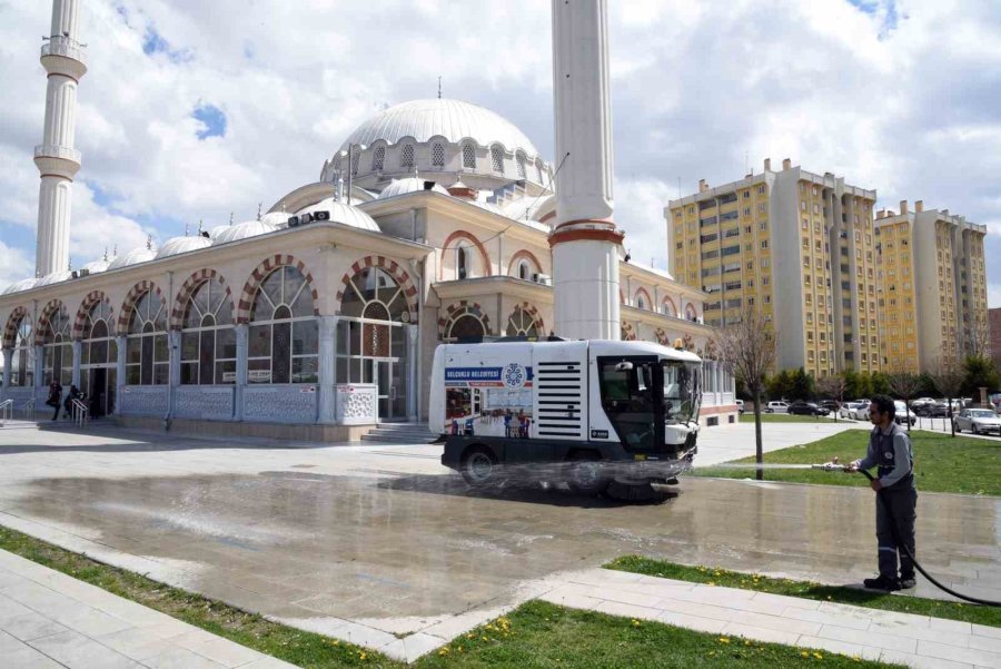 Selçuklu’da Camiler Gül Suyu İle Yıkandı