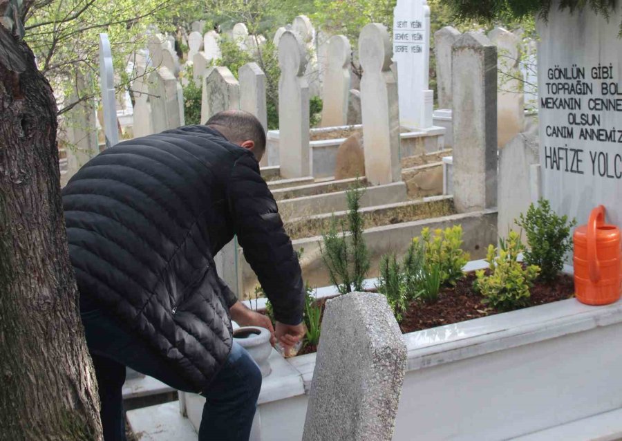 Konya’da Mezarlıklarda Bayram Yoğunluğu