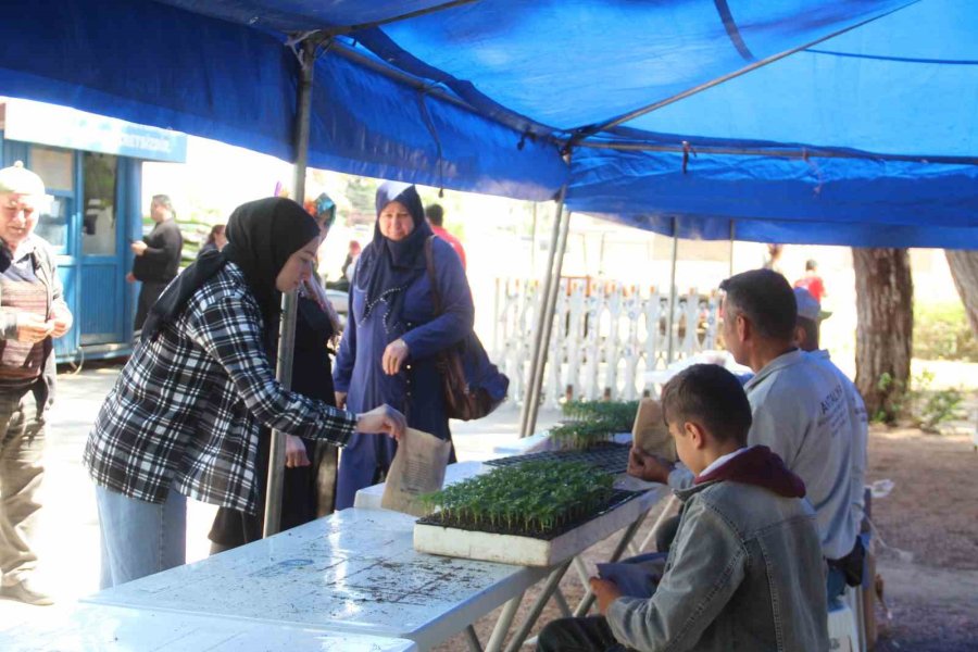 Antalya’da Mezarlıklarda Ziyaretçi Yoğunluğu Yaşandı