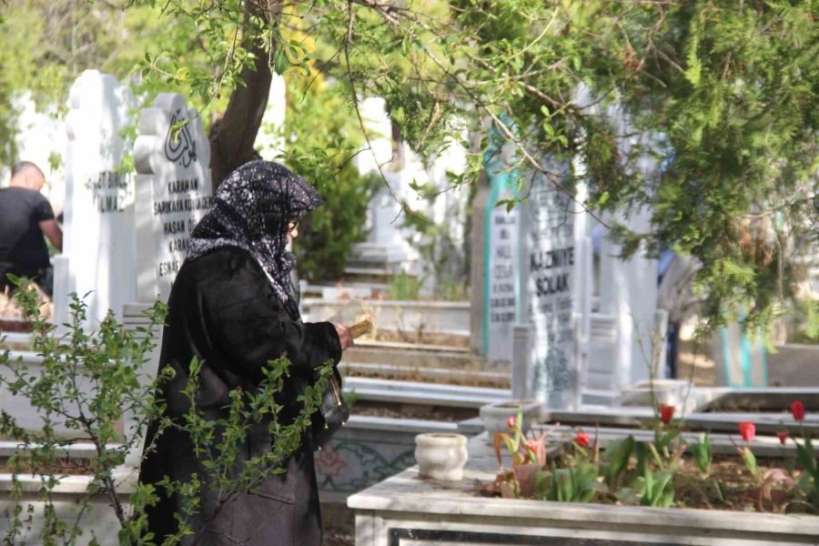 Konya’da Mezarlıklarda Bayram Yoğunluğu