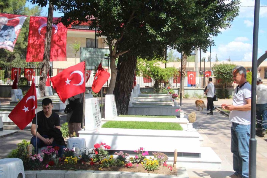 Antalya’da Mezarlıklarda Ziyaretçi Yoğunluğu Yaşandı