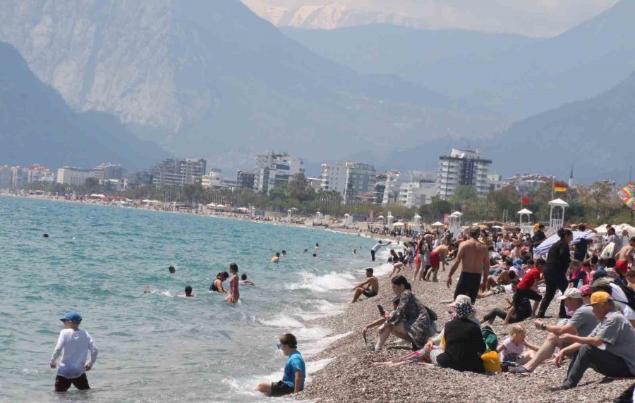 Antalya’da Dünyaca Ünlü Sahilde Bayram Yoğunluğu Yaz Aylarını Aratmadı