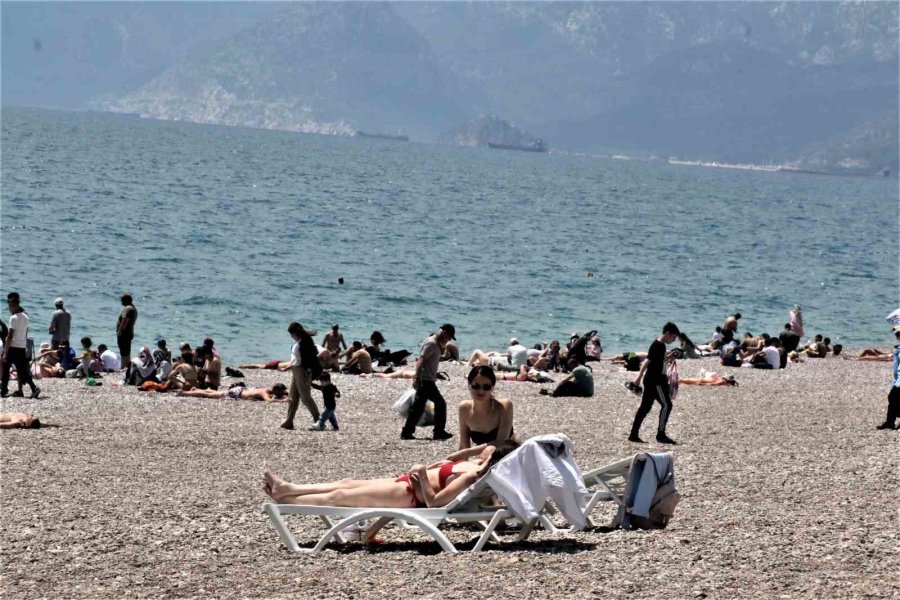 Antalya’da Dünyaca Ünlü Sahilde Bayram Yoğunluğu Yaz Aylarını Aratmadı