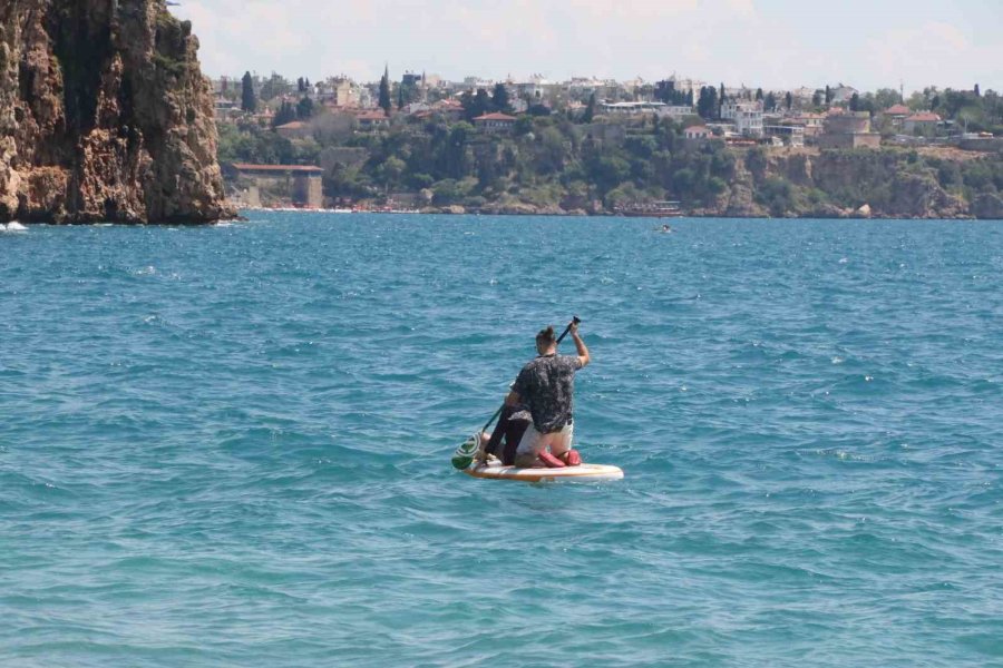 Antalya’da Dünyaca Ünlü Sahilde Bayram Yoğunluğu Yaz Aylarını Aratmadı