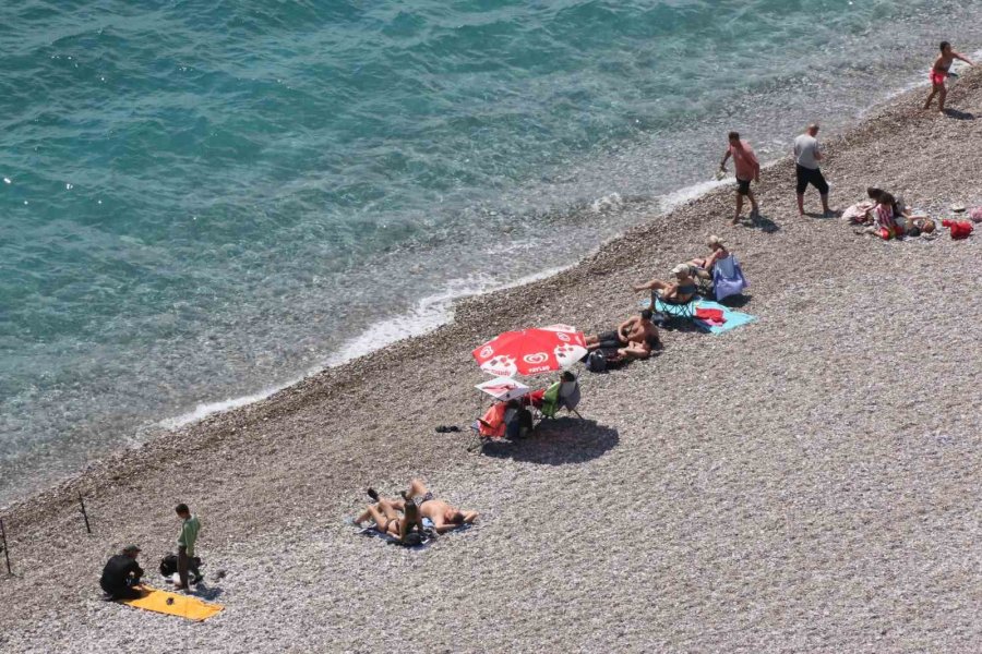 Antalya’da Dünyaca Ünlü Sahilde Bayram Yoğunluğu Yaz Aylarını Aratmadı