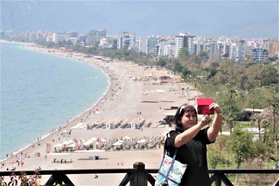 Antalya’da Dünyaca Ünlü Sahilde Bayram Yoğunluğu Yaz Aylarını Aratmadı