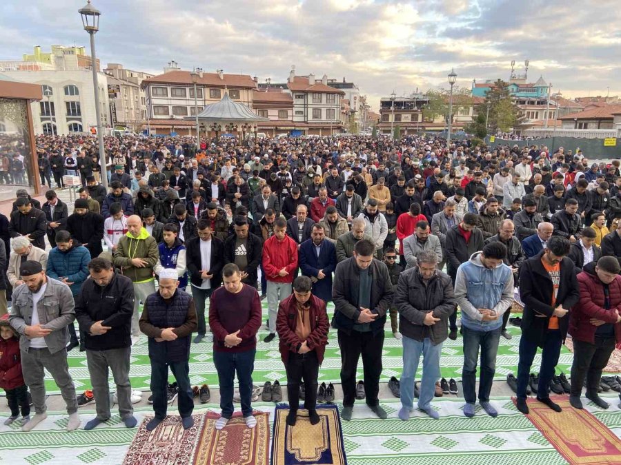 Binlerce Kişi Bayram Namazında Mevlana Meydanı’nda Buluştu