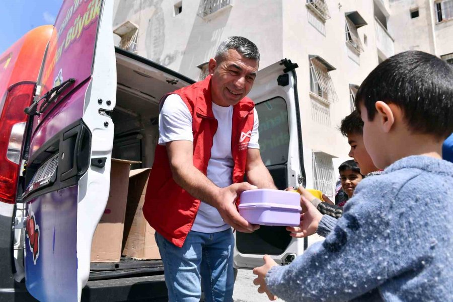 Mersin’de Çocuklara 60 Bin Beslenme Kutusu Dağıtıldı