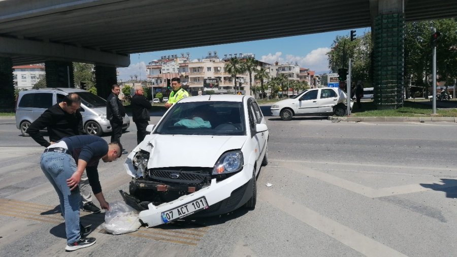 Manavgat’ta 2 Otomobil Çarpıştı:1 Yaralı