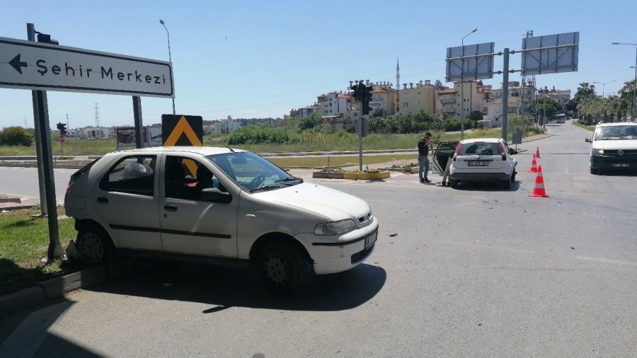 Manavgat’ta 2 Otomobil Çarpıştı:1 Yaralı